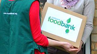 Entrega de caja con alimentos
