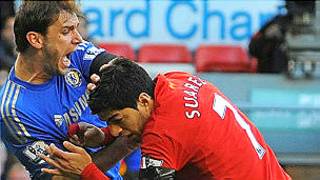 Luis Suarez dişləyərkən
