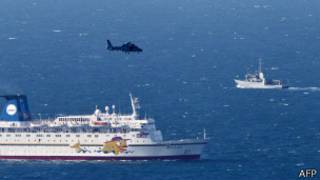 Un buque de la armada israelí y helicóptero buscan los restos de un avión no tripulado, derribado por la fuerza aérea israelí