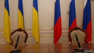 Українські й російські прапори