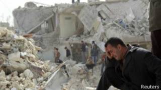 Мужчина на развалинах разрушенного дома в Сирии