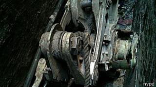 Posible parte del tren de aterrizaje de un avión del 11-S