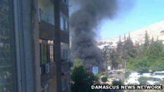 La fumée s'élevant du lieu de l'explosion
