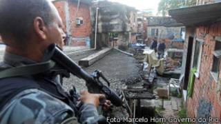 Policiais em favela do Cerro-Cora, no Rio. Foto Marcelo Horn Governo do Rio. Dia 29 de abril.