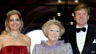 Sarauniya Beatrix a takiya, tare da danta Williem da matarsa