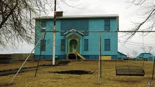 Escuela empleada como vivienda por Henry's Turkey Service