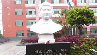 Trường dựng tượng trò giỏi bị chế diễu