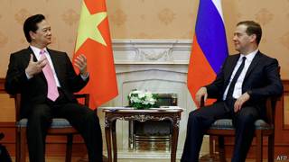 Thủ tướng Nguyễn Tấn Dũng (trái) và Thủ tướng Dmitry Mededev hôm 14/5