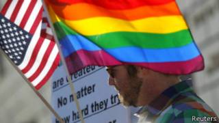 Bandeiras gay e dos EUA / Reuters