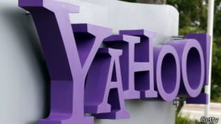 Логотип компании Yahoo у входа в ее штаб-квартиру в Калифорнии