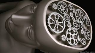 Cabeza con cerebro de máquina