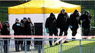 Policiais fazem buscas em local de assassinato de soldado, Woolwich (PA)