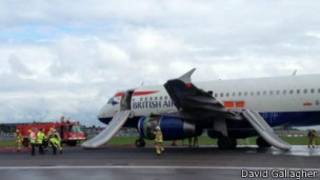 Аварийный самолет в аэропорту Хитроу