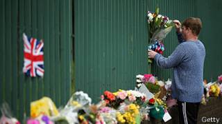Una persona deja flores cerca del lugar donde murió un soldado británico en Woolwich