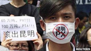 云南昆明民众戴上口罩抗议当地发展PX石化项目(4/5/2013)