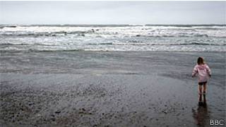 Criança brinca em praia britânica (Arquivo/BBC)