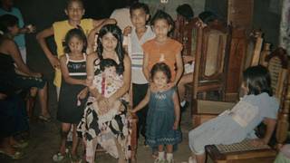 Beatriz con sus parientes en la celebración de sus 15 años. Foto: Cortesía El Faro