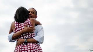 Michelle y Barack Obama abrazándose