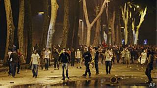 Manifestantes enfrentam tropa de choque em Istambul, Turquia (AP)