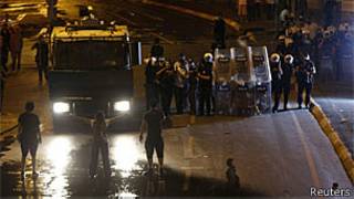 Manifestantes enfrentam tropa de choque em Istambul, Turquia (Reuters)