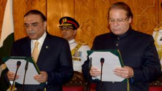 نواز شریف اپنے عہدے کا حلف اٹھاتے ہوئے