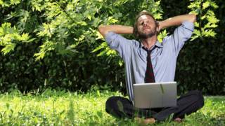 Hombre con laptop en parque