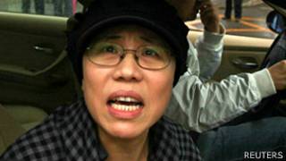 刘霞乘车离开北京怀柔区法院时向记者们喊话(9/6/2013)
