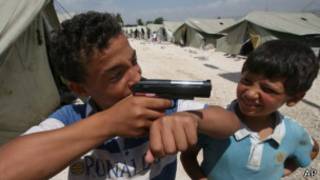 Crianças sírias em campo de refugiados na Jordânia (AP)