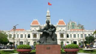 Tượng Hồ Chủ tịch trước UBND TPHCM