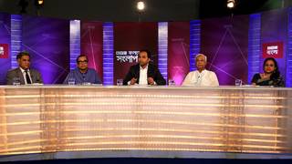 বাঁ থেকে: এম. সাখাওয়াত হোসেন, রাশেদ খান মেনন, আকবরে হোসেন (সঞ্চালক), আসম হান্নান শাহ্, রোকসানা খন্দকার