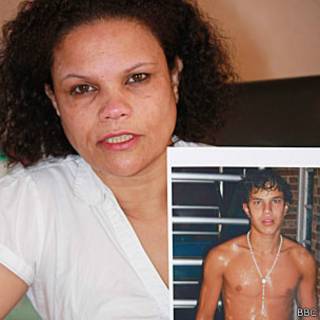 Rosana Rodrigues mostra a foto do filho, Brian (Foto: Marcia Bizzotto/BBC Brasil)