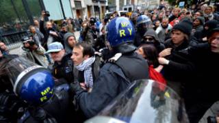 Londra polisi protestocuları dağıtıyor