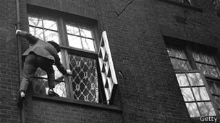 Hombre entrando por una ventana