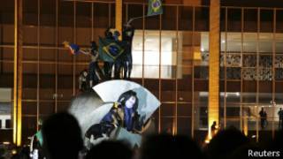 Manifestantes no Itamaraty, nesta quinta-feira (Reuters)