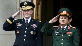Hai ông Martin Dempsey và Đỗ Bá Tỵ