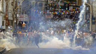 Manifestantes bloqueiam acesso a estádio Fonte Nova em Salvador (AFP/Getty Images)