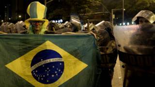 Manifestante protesta diante de soldados em Belo Horizonte