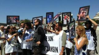 Türkiye'deki gazeteciler polis şiddetini protesto etti