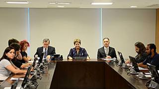 Dilma em reunião com movimentos populares (AFP)