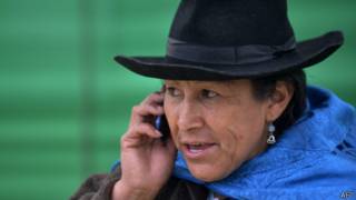 Latinoamericana con celular