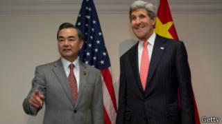 Bộ trưởng John Kerry và Vương Nghị tại Brunei hôm 1/7