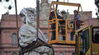 Estátua de Colombo é retirada de pátio da Casa Rosada, na Argentina (foto: AFP)