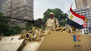 Tanque patrulha as ruas do Cairo após golpe que derrubou Mohammed Morsi (BBC)