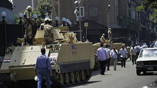 Tanques en las calles de El Cairo