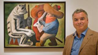 Dr Adrian Locke frente a la pintura de José Chávez Morado, Carnaval en Huejotizngo (Foto: Emma Lynch)