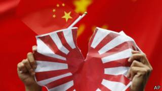 中國反日示威者撕毀紙製日本海軍旗