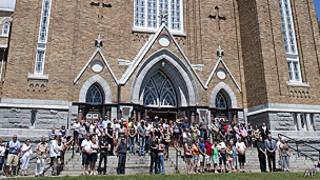 Gente en una iglesia