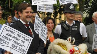 左起:巴里·加德納、英國華人參政計劃主席李貞駒、倫敦唐人街執勤警員