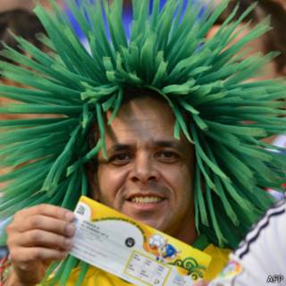 Torcedor com ingresso para a Copa das Confederações | Foto: AFP