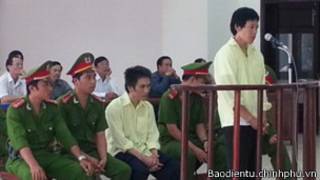 Nguyễn Quốc Phú (người đứng) và Nguyễn Tuấn Vũ